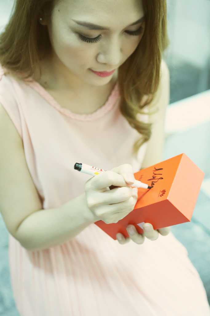 Tranh thủ thời gian nghỉ giải lao, Mỹ Tâm ký tặng trên hộp điện thoại sẽ được gửi đến người hâm mộ của mình trong hoạt động sắp tới.