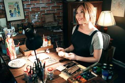 Đầu tiên, Mỹ Tâm vào vai một nghệ sỹ vẽ trang trí búp bê.