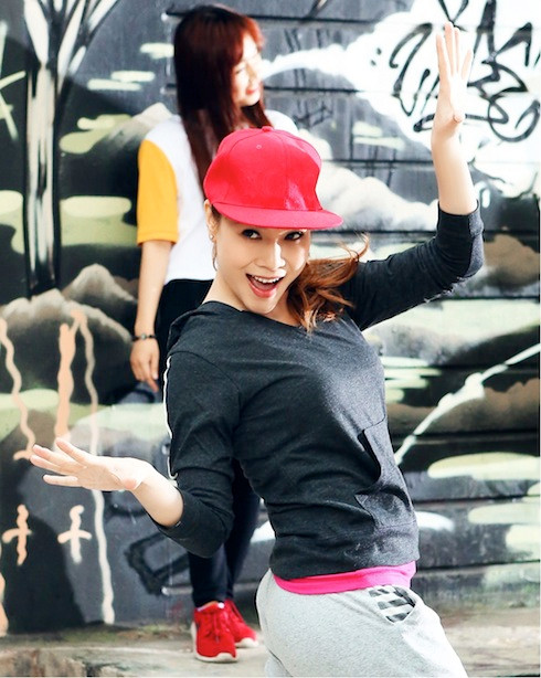 Sau đó, nữ ca sỹ tiếp tục với phong cách hip hop đường phố trẻ trung, năng động và nghịch ngợm.