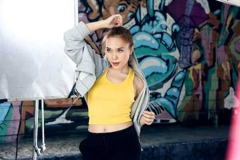 'Hoạ mi tóc nâu' trẻ trung với trang phục hiphop.