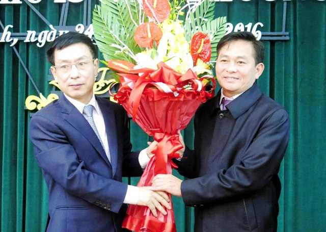 Ông Phạm Đình Nghị, Chủ tịch UBND tỉnh Nam Định tặng hoa chúc mừng ông Nguyễn Phùng Hoan (Ảnh: Đức Văn) 