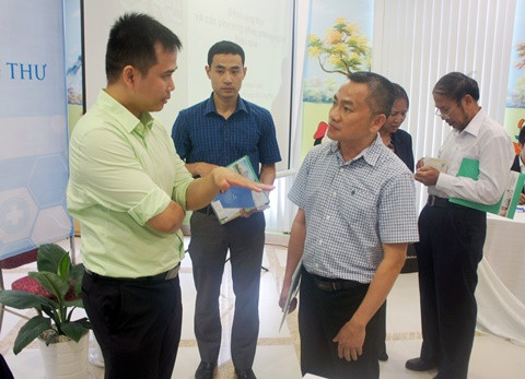 Nhiều người đã nán lại sau hội thảo để có thể được TS Liêm tư vấn trực tiếp