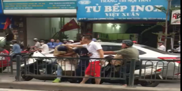 Thanh niên áo trắng túm tóc, gây sự với một người đi đường. (Ảnh từ clip)