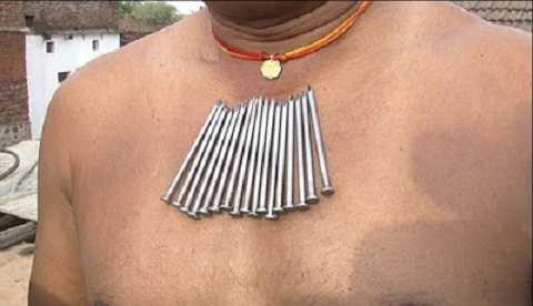 Người đàn ông siêu năng lực có thể hút một loạt thìa kim loại trên ngực mà không cần sự hỗ trợ nào.