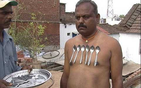 Sức hút mạnh nhất của người đàn ông nằm ở vùng lưng, ngực và bụng.