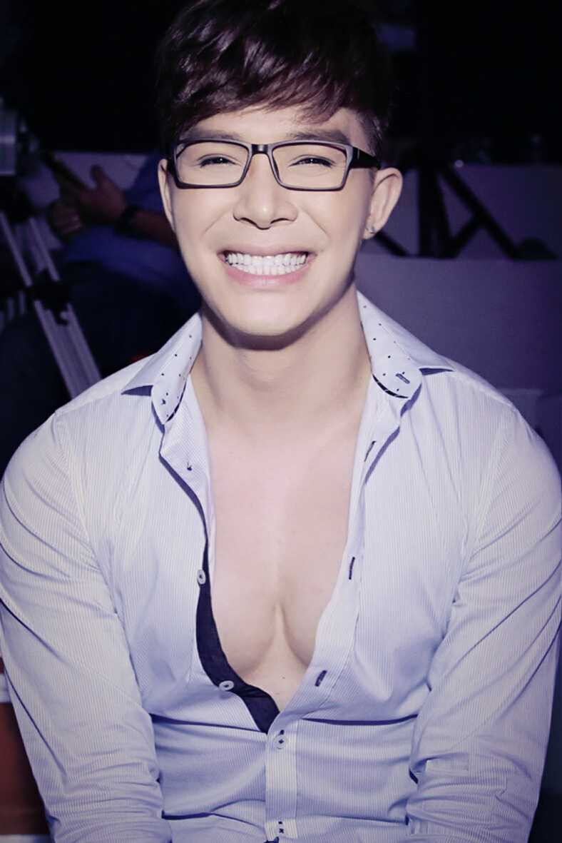 Nathan Lee mặc áo sơ mi khoe vòng 1 vạm vỡ