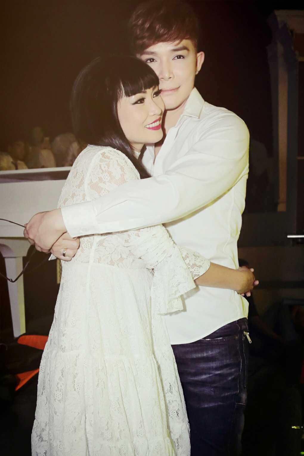 Nathan Lee ôm Phương Thanh tình cảm trong hậu trường