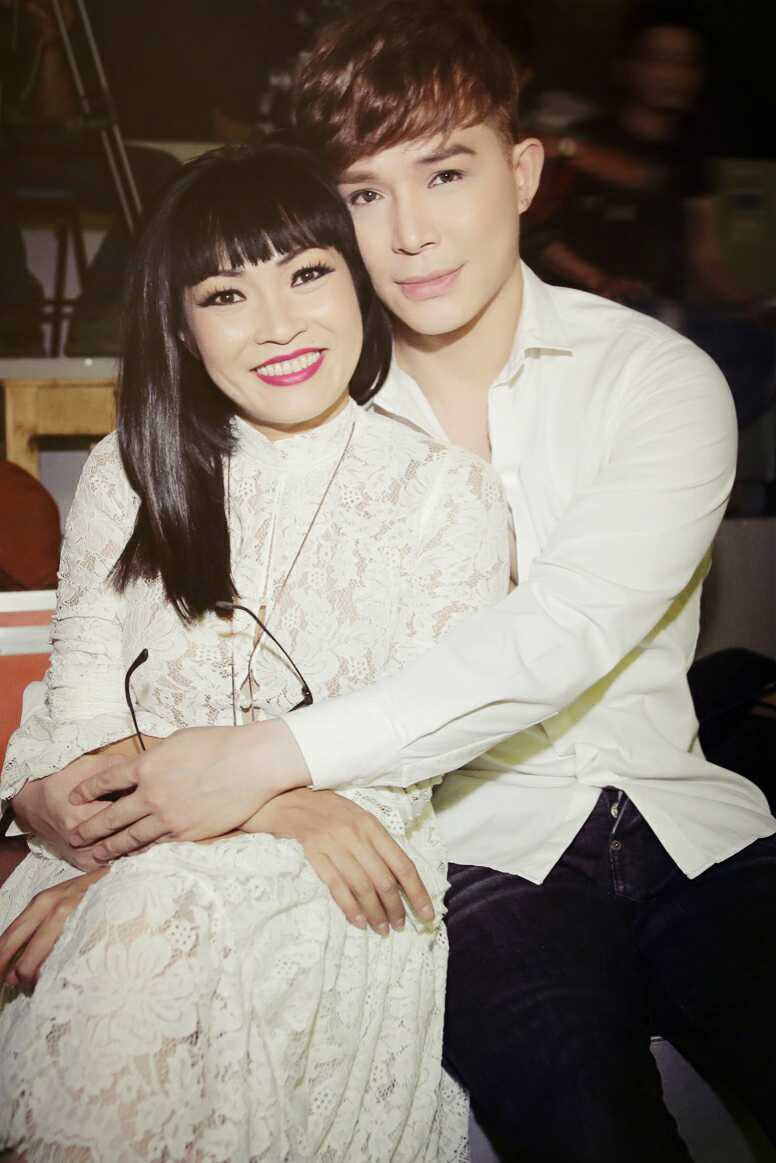 Nathan Lee ôm Phương Thanh tình cảm trong hậu trường