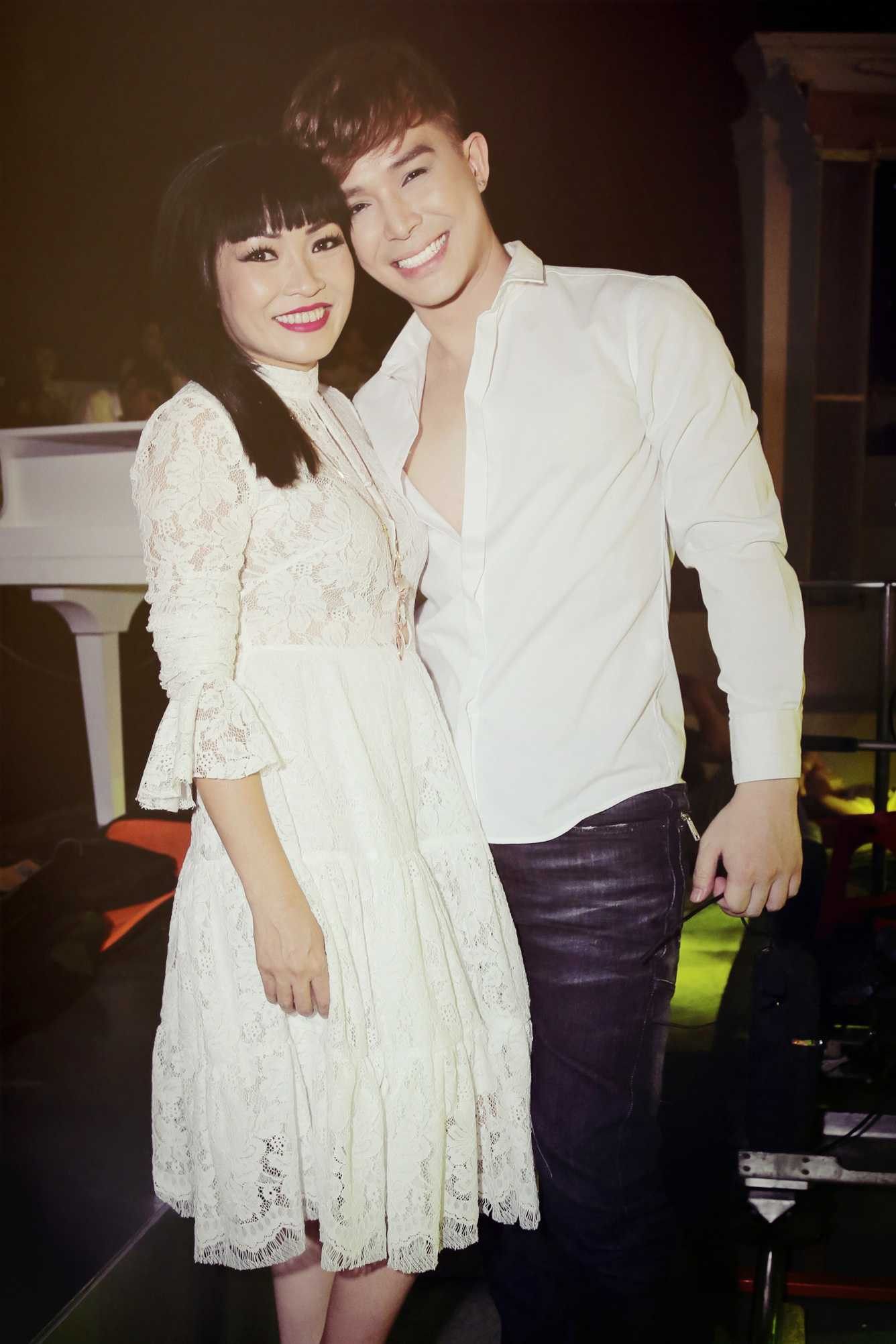 Nathan Lee ôm Phương Thanh tình cảm trong hậu trường