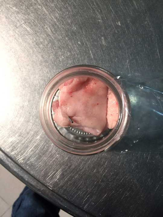 Cơ quan chức năng đã thu giữ miếng thịt có kim tiêm để kiểm tra chất lượng thịt và truy tìm nguồn gốc kim tiêm