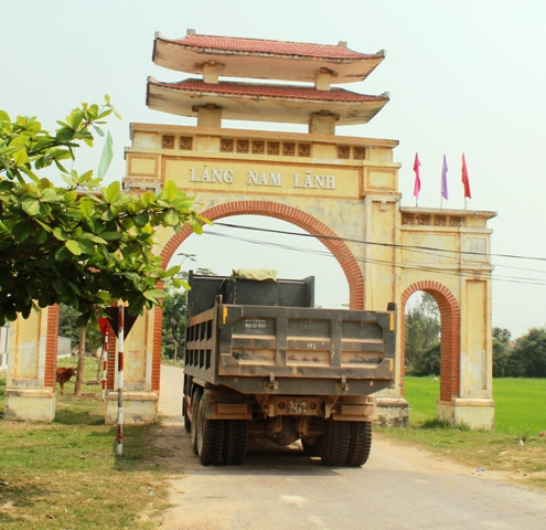 Cánh tài xế đua nhau chui vào đường liên thôn để né trạm thu phí.