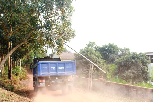 Mỗi lần cánh tài xế đánh xe qua đường liên thôn người dân lại được hứng những trận bụi mù mịt.