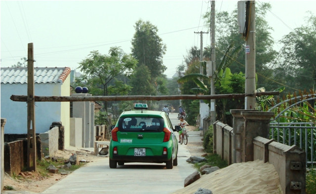 Dù người dân đã làm barie chắn ngang đường nhưng cánh tài xế vẫn tìm cách để lọt quan.