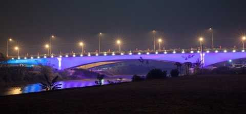 Quyến rũ trong chiếc áo ánh sáng tím trầm mặc