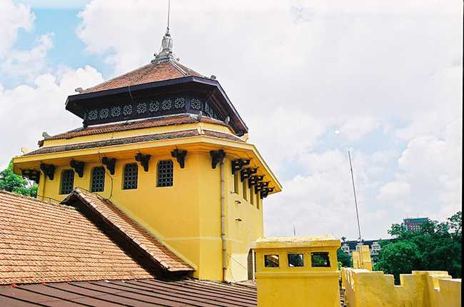 Theo thiết kế, công trình mang phong cách Tân cổ điển với cấu trúc hình khối kiến trúc đăng đối hoàn toàn, mặt bằng không gian theo kiểu chính thống, nhấn mạnh khối sảnh trung tâm, hai phía là giảng đường lớn và thư viện được bố trí trên hai tầng nhà (phần thư viện xưa hiện nay là hội trường Lê Văn Thiêm). Điểm nhấn cho khối trung tâm là bộ mái ngói nhiều lớp theo hình thức bát giác, giữa các lớp mái là các cửa nhỏ trang trí hoa văn bên cạnh hàng con sơn đỡ mái theo kiểu Trung Hoa cổ. Bộ mái ngói còn được sử dụng như một hình thức kết thúc phương đứng ở hai cánh nhà, ở tiền sảnh phía sau nhà. Các cửa sổ cũng được che bởi các ô văng chéo dán ngói.