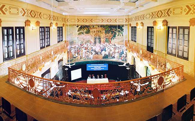 Bức tranh tường (nhìn từ tầng 2 của giảng đường Ngụy Như Kon Tum) lớn nhất Việt Nam do hoạ sĩ Victor Tardieu thực hiện, mô tả cuộc sống của người Hà Nội đầu thế kỷ 20 với sự hiện diện của 200 nhân vật đại diện cho <a href='https://vtcnews.vn/xa-hoi.2.0.html' >xã hội</a> Việt Nam đương thời.