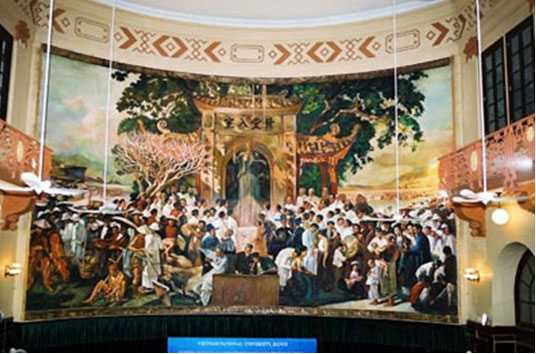 Bức tranh tường của hoạ sĩ Victor Tardieu trong giảng đường lớn.