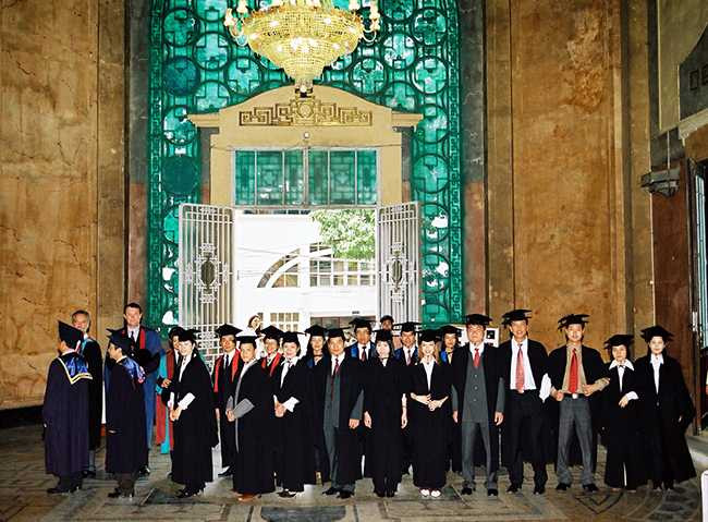 Các tân tiến sĩ ĐHQGHN trong lễ trao bằng tại sảnh chính của tòa nhà
