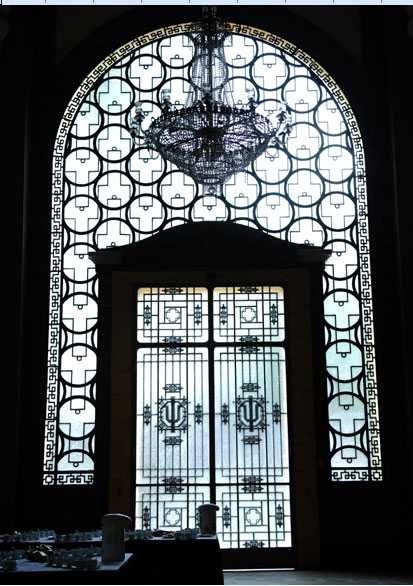 Hoa văn trang trí cửa vào (trước đây sử dụng kính màu).