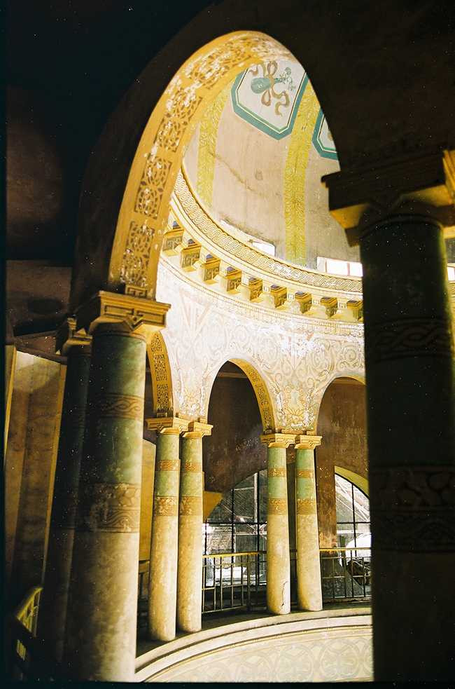 Chính giữa sảnh là mái vòm hai lớp với các hàng cột, các hoạ tiết trang trí kiểu Tân cổ điển. Chính giữa sảnh là mái vòm hai lớp với các hàng cột, các hoạ tiết trang trí kiểu Tân cổ điển.