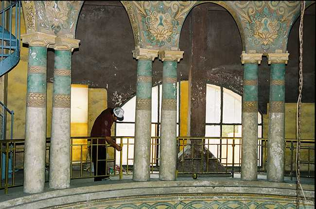 Công nhân đang sơn sửa lan can sắt phần mái vòm trước thời điểm kỷ niệm 100 năm ngày thành lập ĐH Đông Dương năm 2006