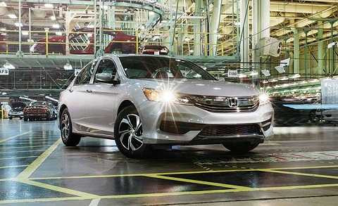 Nhìn một cách tổng thể, Honda Accord 2016 vẫn mang nét thanh lịch và sang trọng, thiết kế có phần thể thao hơn nhưng không quá mạnh mẽ. Chiều dài tổng thể của Honda Accord 2016 giảm đi đáng kể so với thế hệ trước, từ 4.950 mm xuống còn 4.870 mm theo xu hướng chung của các dòng xe hạng D