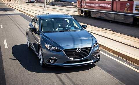 Không còn bản tiêu chuẩn SV, Mazda3 2016 bắt đầu với bản i Sport với camera hỗ trợ lùi là trang bị tiêu chuẩn, giá bán từ 17.900 USD cho bản hộp số sàn 6 cấp và 18.900 USD cho tùy chọn hộp số tự động