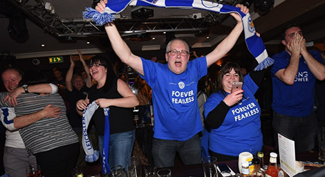 Người dân thành phố ăn mừng trong các quán bar Người dân thành phố ăn mừng trong các quán bar