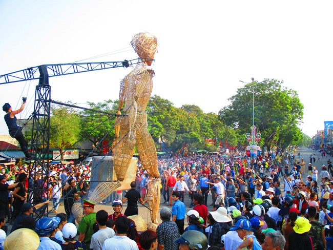 Hàng ngàn người kéo đến chợ Đông Ba để xem.