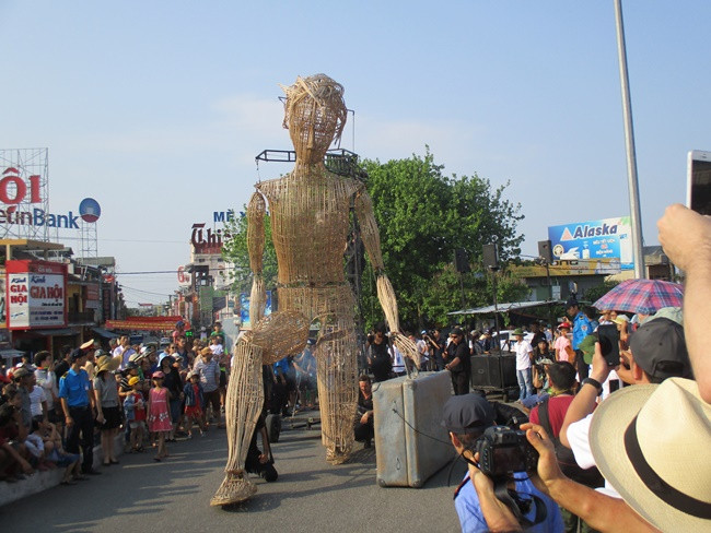 Chú rối đang ngồi xuống.