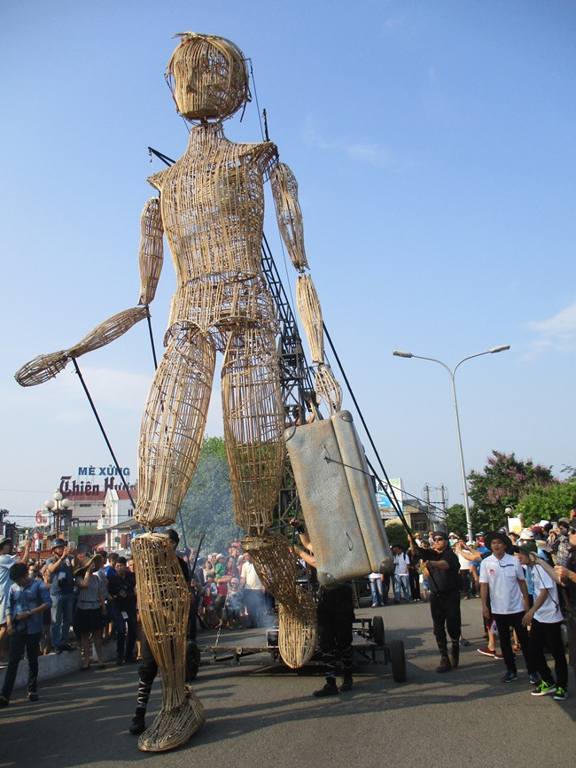 Chú rối khổng lồ có chiều cao 7,8 mét và nặng 80kg.