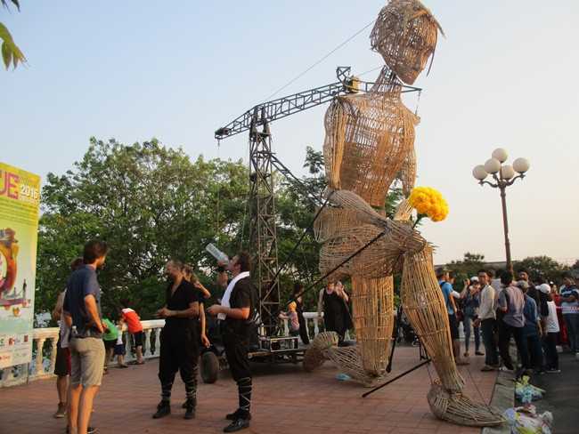 Đây là lần đầu tiên người dân Huế được mục sở thị chú rối khổng lổ.