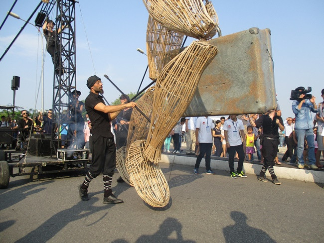 Ngàn người kéo đi xem 'chú rối' khổng lồ trên đất Huế