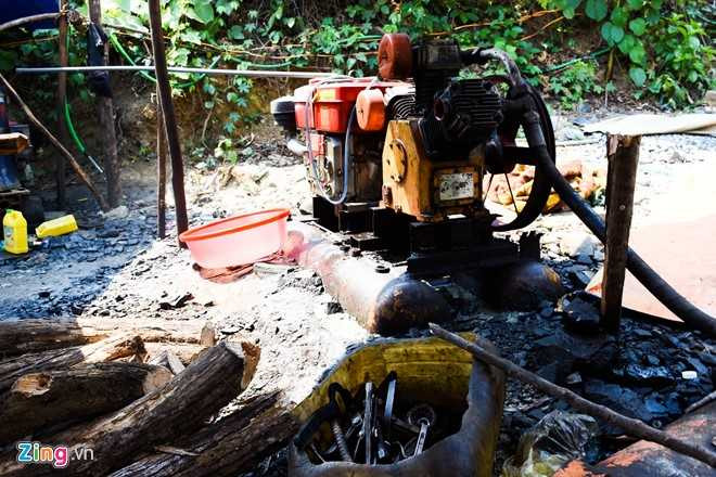 Nhóm phu vàng đưa nhiều thiết bị máy móc lên lán trại. Ảnh: Đoàn Nguyên.