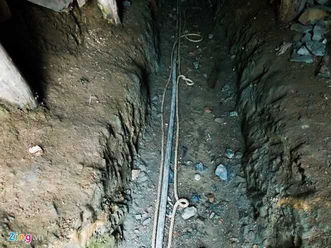 Bên trong hầm khai thác vàng trái phép. Ảnh: Đoàn Nguyên.