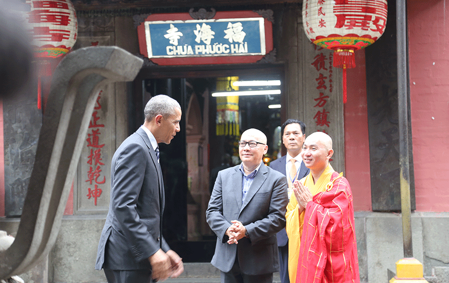 Ông Obama trò chuyện với nhà sư chùa Ngọc Hoàng (Ảnh: Viễn Sự/ TTO) 