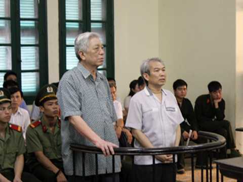 Bị cáo Thái Lương Trí (trái) và Dương Minh Hải trong phiên tòa phúc thẩm năm 2013.