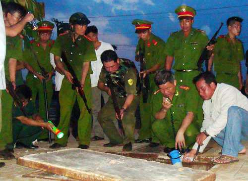 Cảnh sát kêu gọi tên cướp ẩn náu dưới cống lên đầu hàng. Ảnh: Phước Tuấn
