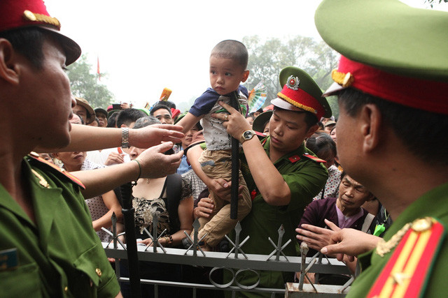 Thời tiết nắng nóng càng khiến việc di chuyển của người dân thêm mệt mỏi. 