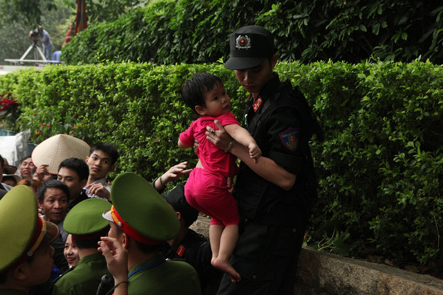 Nghẹt thở 'giải cứu' trẻ em giữa biển người hỗn loạn tại đền Hùng