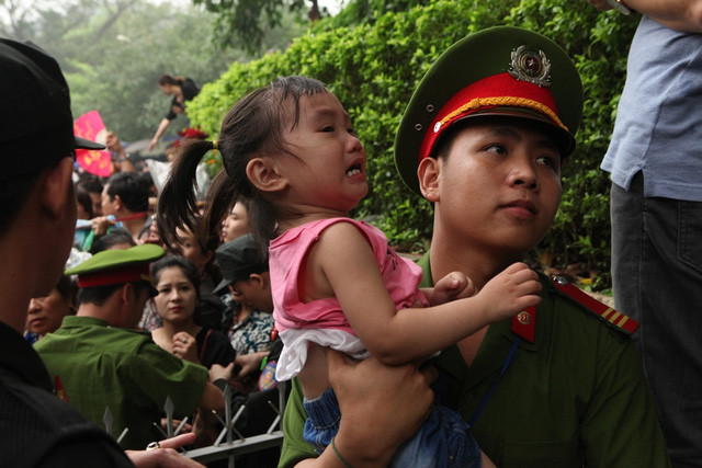 Trẻ nhỏ được đưa ra khu cách ly, do mệt mỏi, sợ hãi nên nhiều em òa khóc (Ảnh: GĐ&XH)