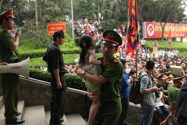 Lượng người dồn về khu đền Thượng mỗi lúc một đông, lực lượng chức năng phải rất vất vả mới đưa được các em nhỏ ra ngoài (Ảnh: GĐ&XH)