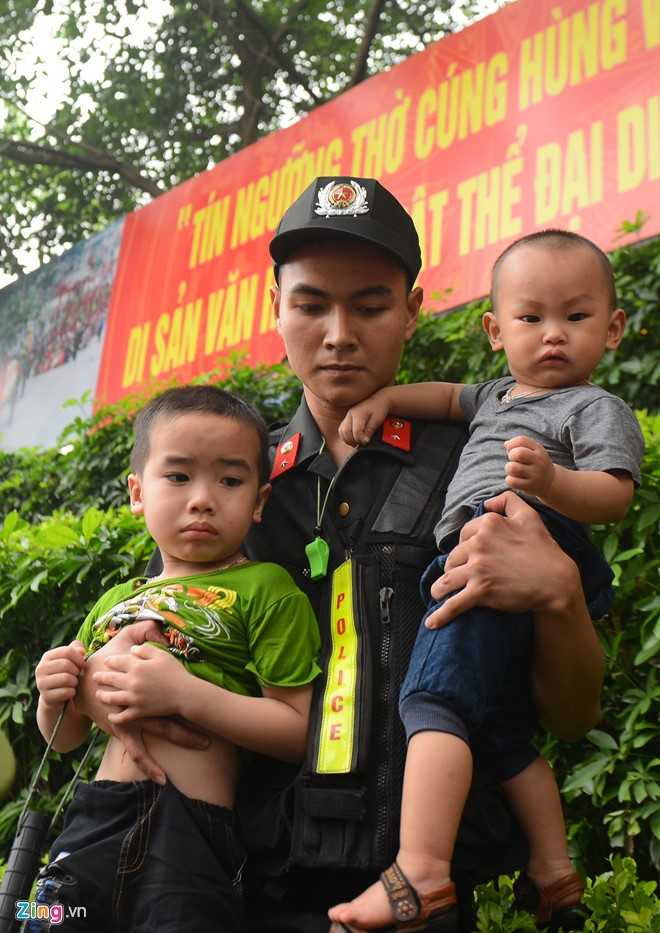 Hai em bé này được một chiến sỹ CSCĐ bế ra ngoài, tách khỏi đám đông (Ảnh: Zing)