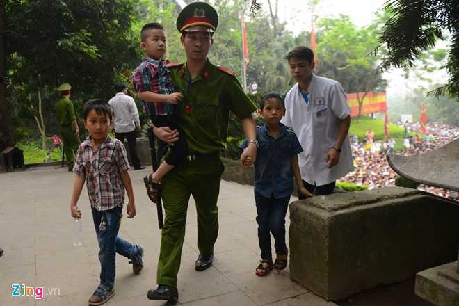 Những em lớn hơn cũng được đưa vào khu y tế để chờ bố mẹ (Ảnh: Zing)