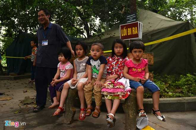 Nghẹt thở 'giải cứu' trẻ em giữa biển người hỗn loạn tại đền Hùng