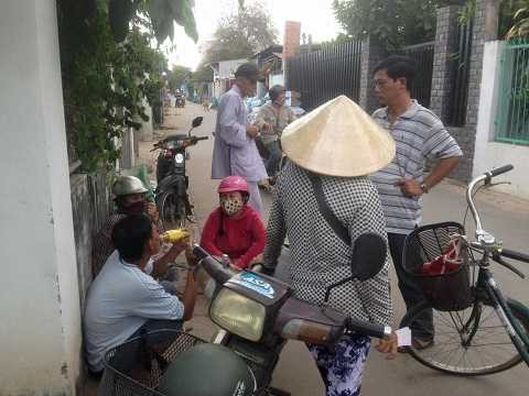 Nhiều người dân tập trung tại đây bàn tán vụ án đau lòng. Ảnh Quang Hải Nhiều người dân tập trung tại đây bàn tán vụ án đau lòng. Ảnh Quang Hải