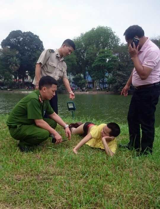 Nam thanh niên ngáo đá phơi mình bên Tháp Rùa.