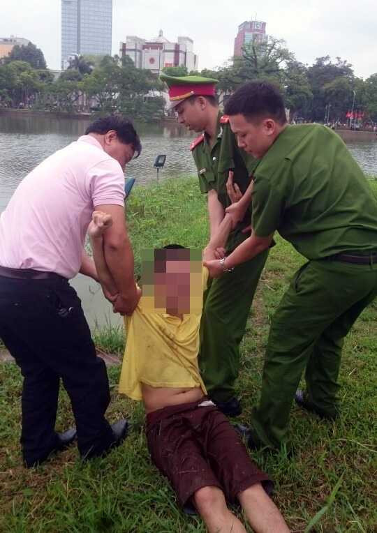 Công an quận Hoàn Kiếm quyết định khống chế đối tượng để đưa vào bờ.