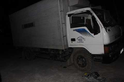 Xe đông lạnh biển Thanh Hóa bị đập vỡ kính bên hông Xe đông lạnh biển Thanh Hóa bị đập vỡ kính bên hông