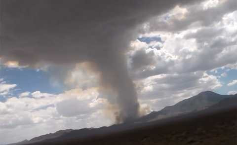 Mây đen cuồn cuộn bay lên từ khu căn cứ quân sự Area 51. Ảnh The Sun Mây đen cuồn cuộn bay lên từ khu căn cứ quân sự Area 51. Ảnh The Sun